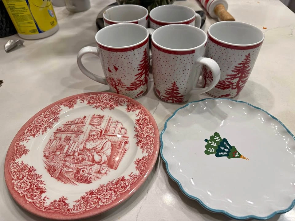 🎄 Holiday Mugs + Christmas Plates Set 🎅