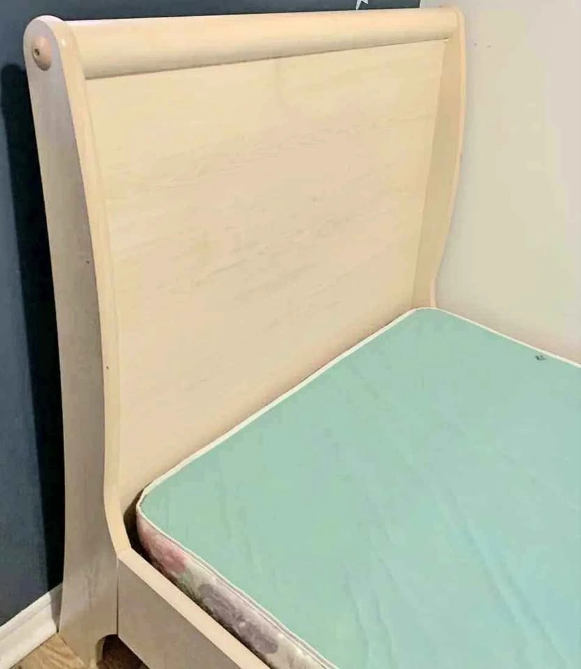 Good quality 2 single beds without mattresses
