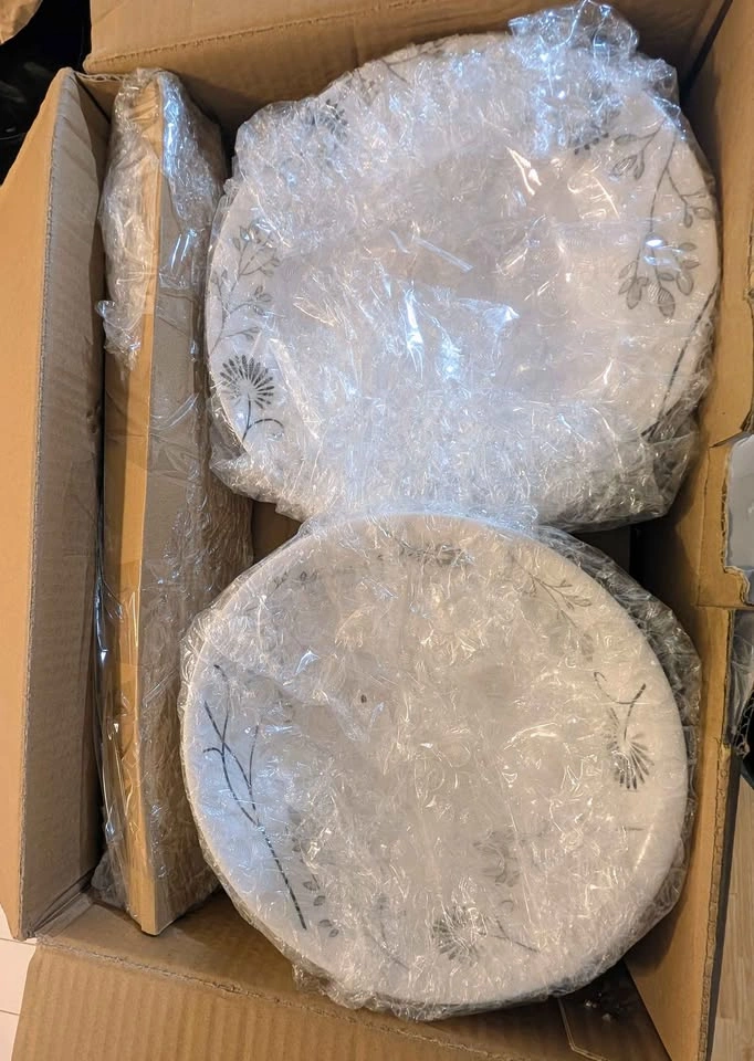 40 pc Melamine Dinner Set - Brand New - photo 2