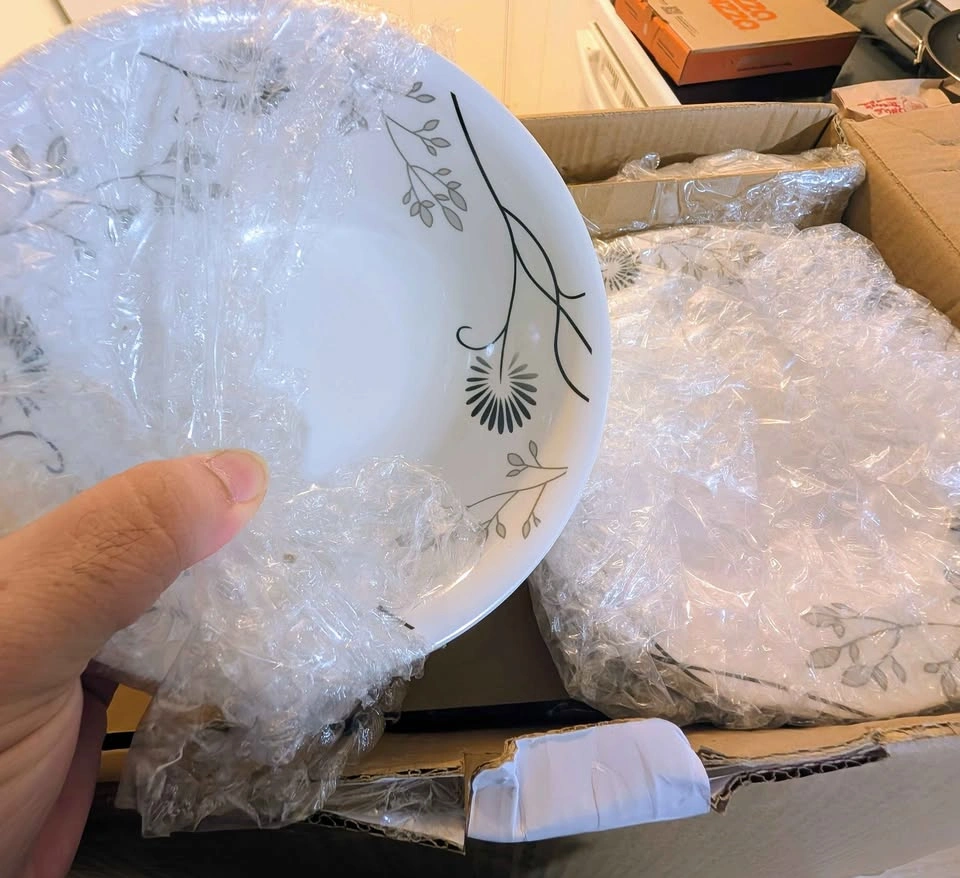 40 pc Melamine Dinner Set - Brand New - photo 3