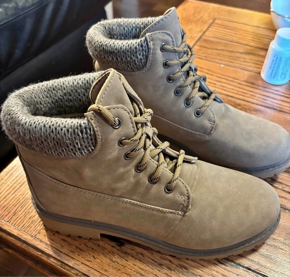 New Women's Ardene Hiking Boots Size 8.5/9