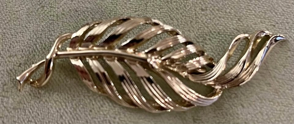 Vintage Coro Silvertone Leaf/Feather Brooch