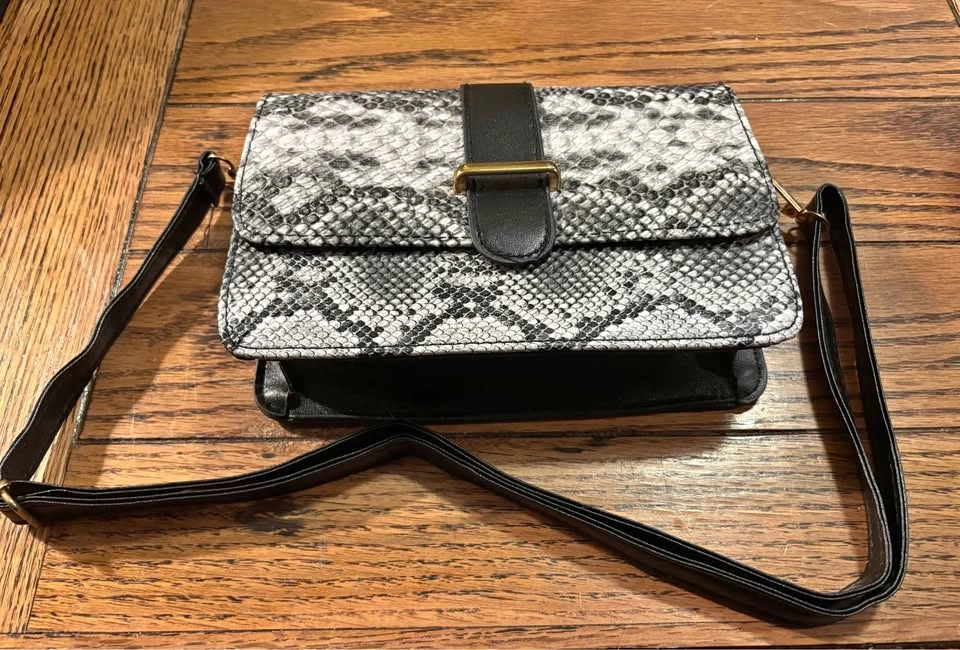 Cute new faux snakeskin clutch purse