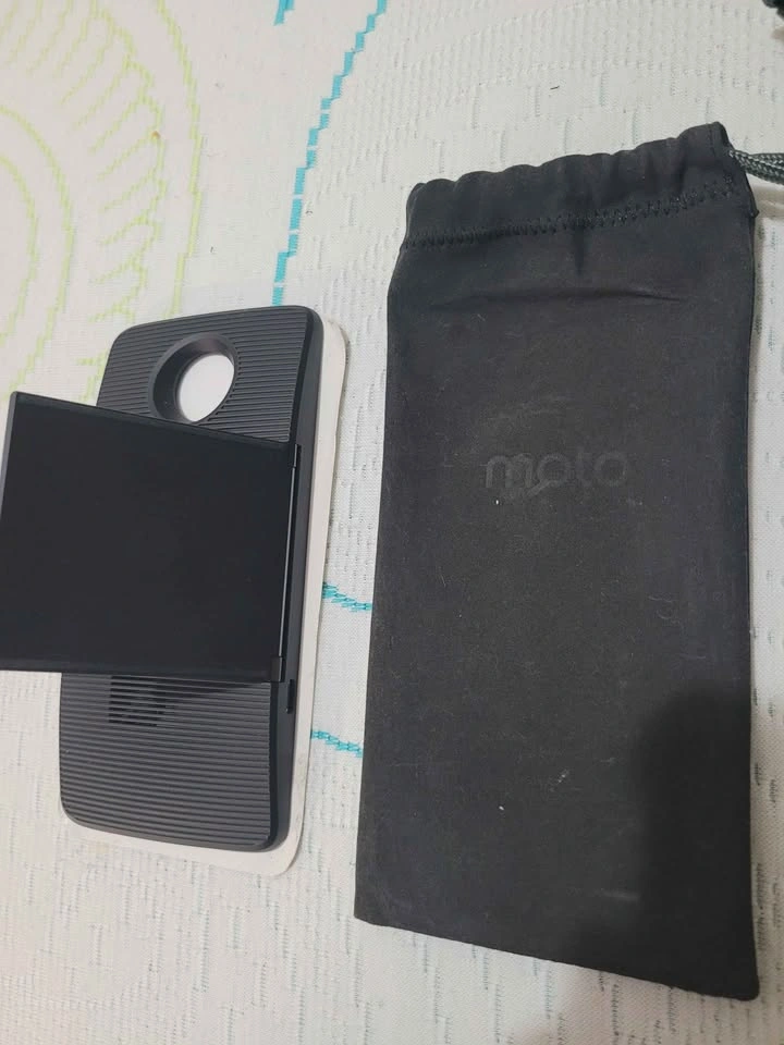 Moto Insta-Share Projector - photo 2