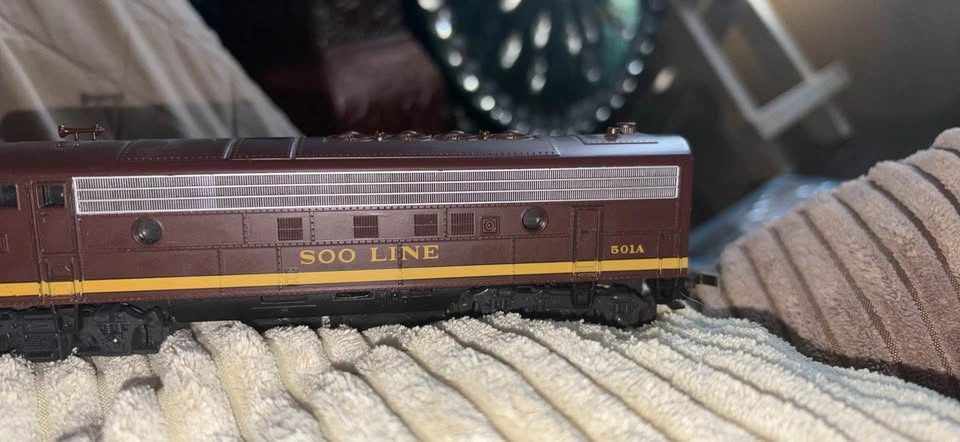 Soo Line 501A EMD F7A Model Locomotive - photo 2