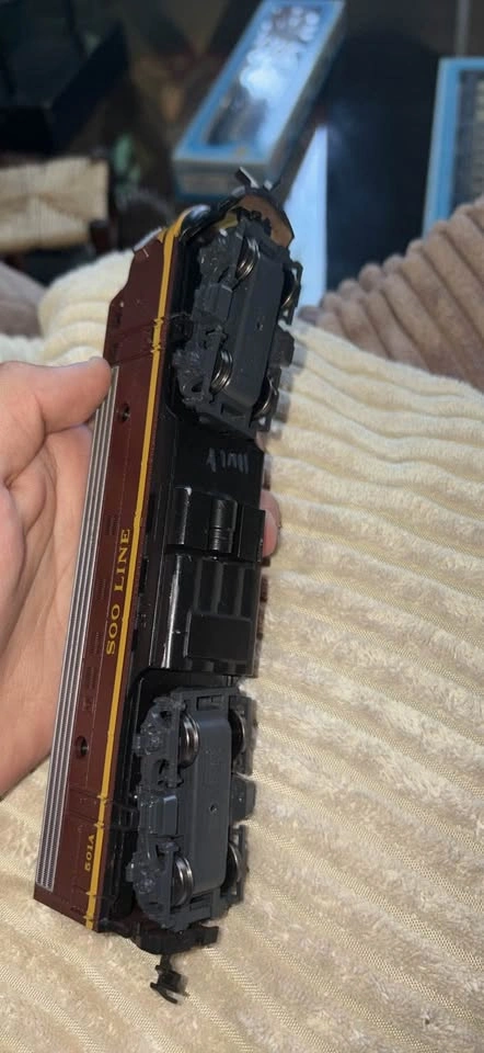 Soo Line 501A EMD F7A Model Locomotive - photo 3