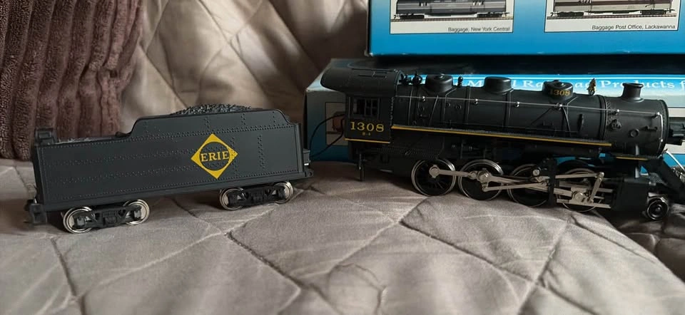 IHC HO Scale Erie 2-8-0 Steam Locomotive & Tender #1308
