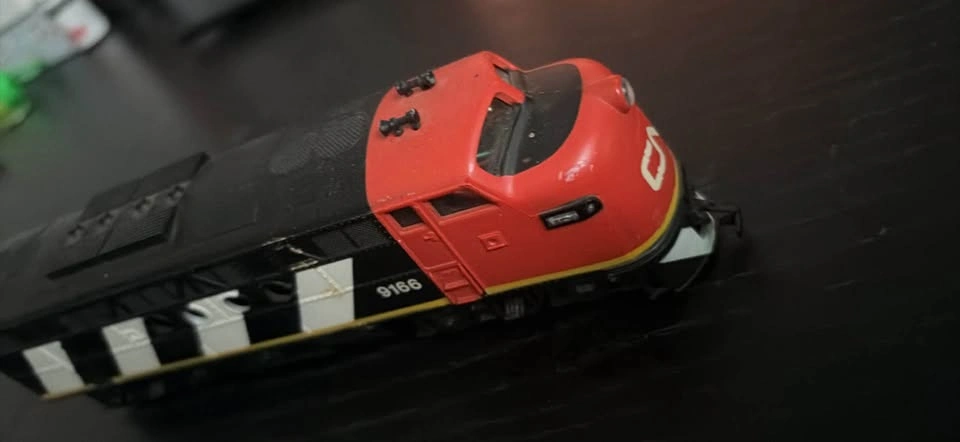 Canadian National CN 9166 Model Train Locomotive - photo 4