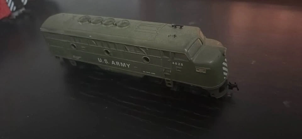 Vintage U.S. Army 4825 Diesel Locomotive Model Train - photo 2