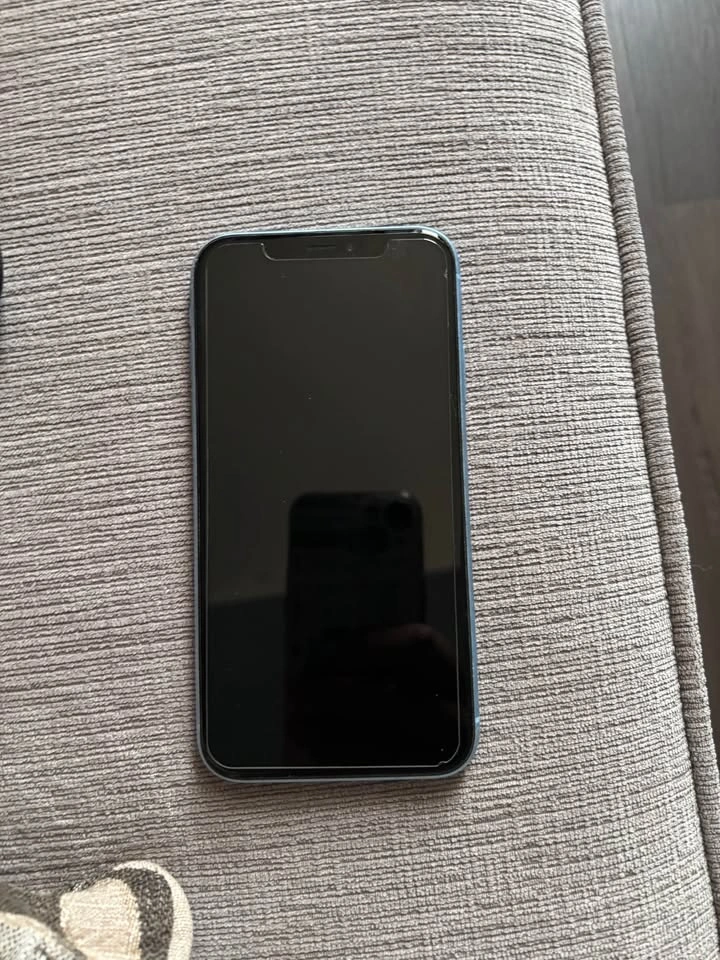 iPhone XR - photo 2