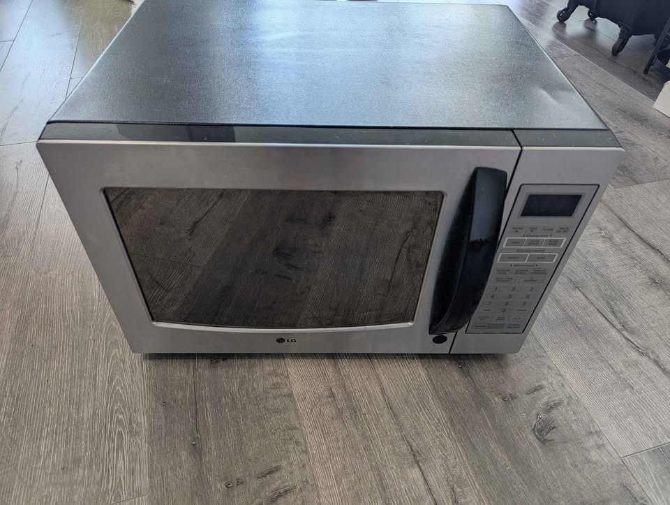 LG Countertop Microwave - 1.5 cubic feet - photo 2