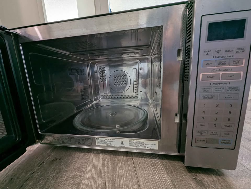 LG Countertop Microwave - 1.5 cubic feet - photo 4