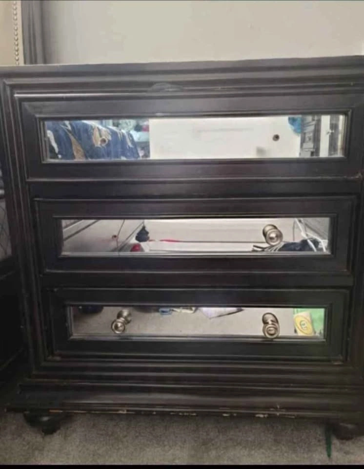 Bedroom Set - Queen Bed, 2 Side Tables, Dresser w/ Mirror - photo 2