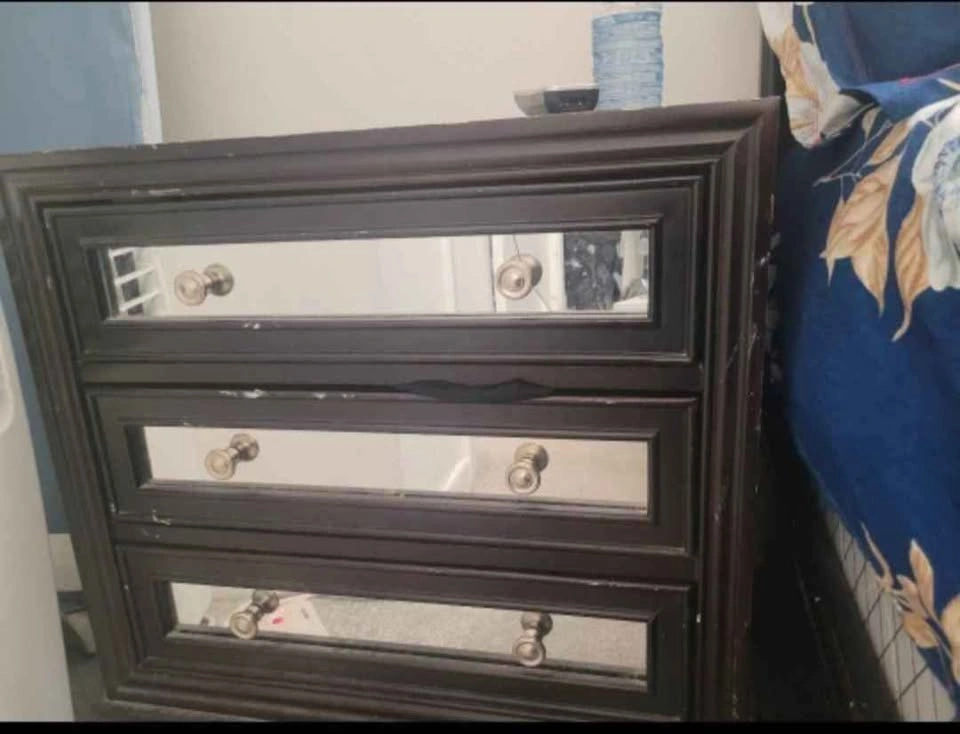 Bedroom Set - Queen Bed, 2 Side Tables, Dresser w/ Mirror - photo 3