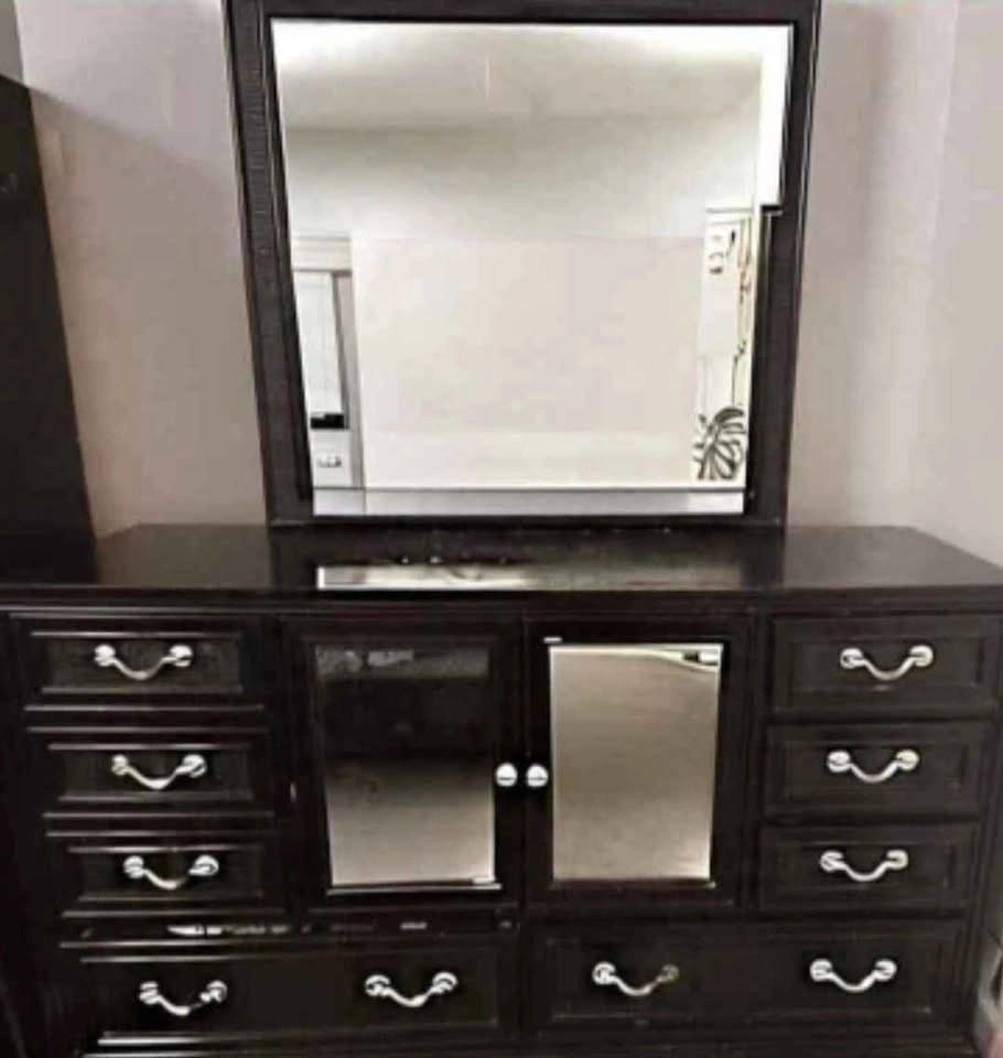 Bedroom Set - Queen Bed, 2 Side Tables, Dresser w/ Mirror - photo 4