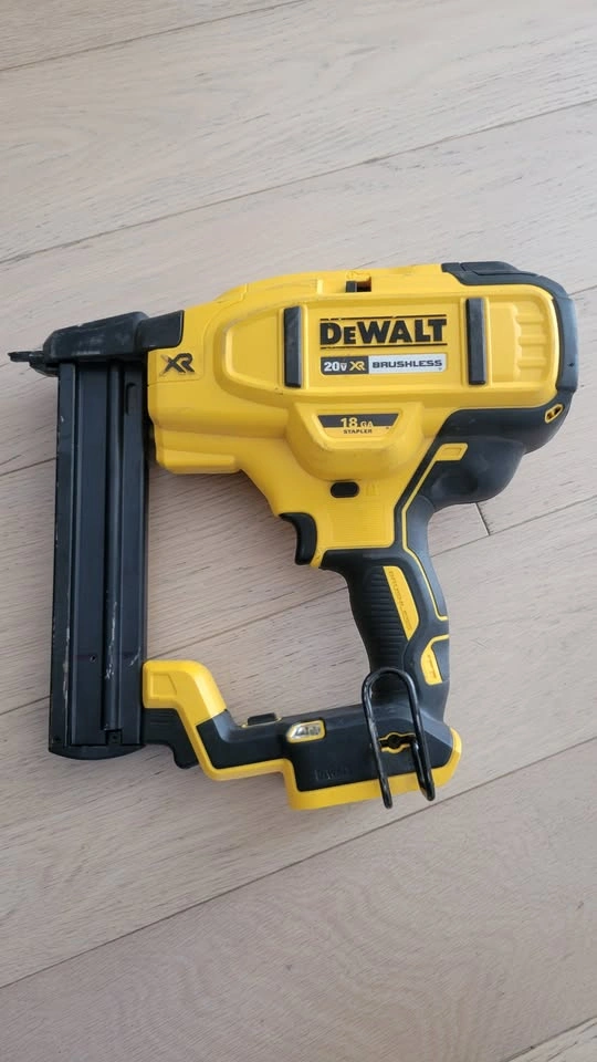 $320 DeWalt DCN681 20V XR 18GA Narrow Crown Stapler (Cordless) - photo 2
