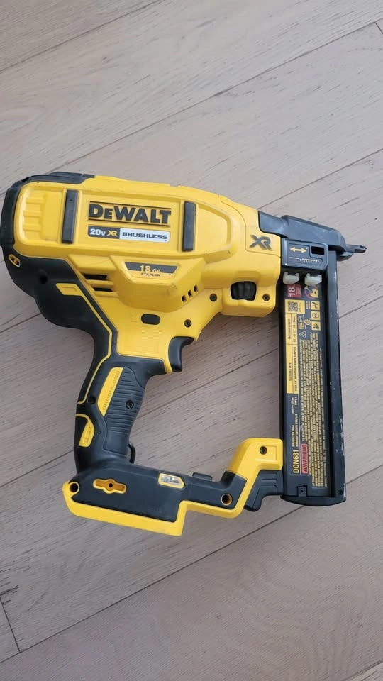 $320 DeWalt DCN681 20V XR 18GA Narrow Crown Stapler (Cordless) - photo 3