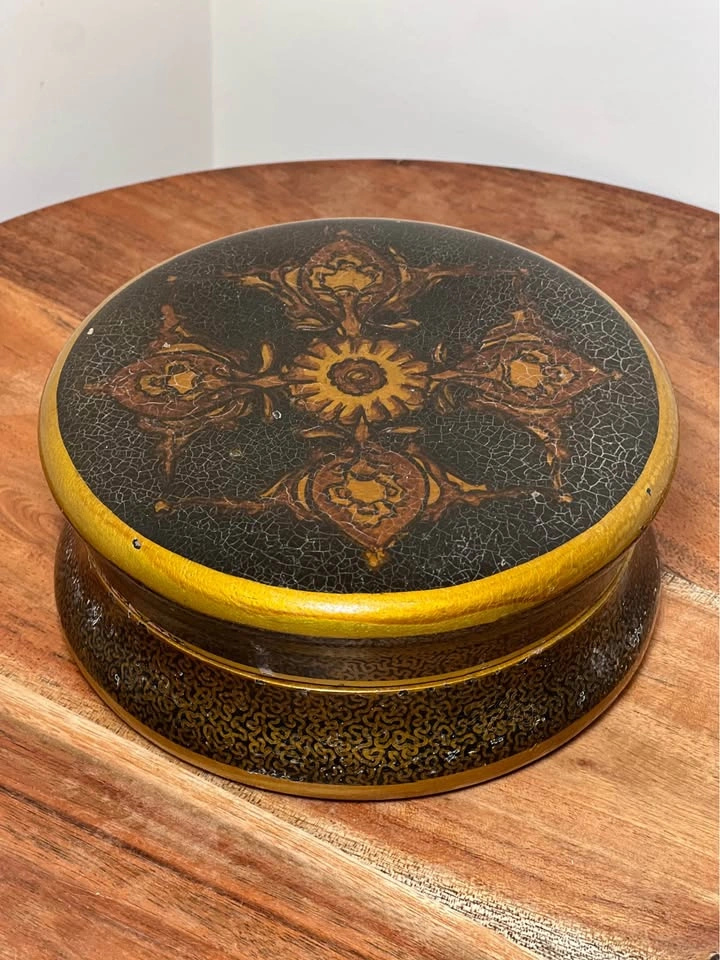 Vintage Lacquer Powder Box with Puff - photo 2