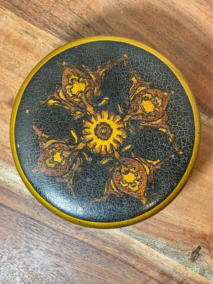 Vintage Lacquer Powder Box with Puff - photo 3