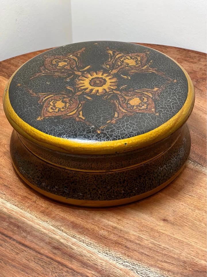 Vintage Lacquer Powder Box with Puff - photo 4
