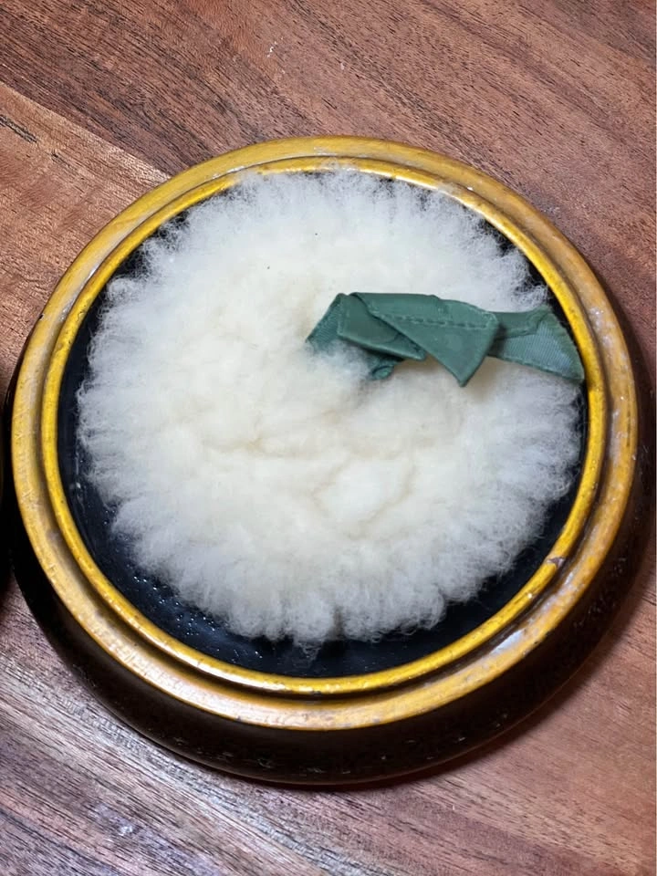 Vintage Lacquer Powder Box with Puff - photo 5