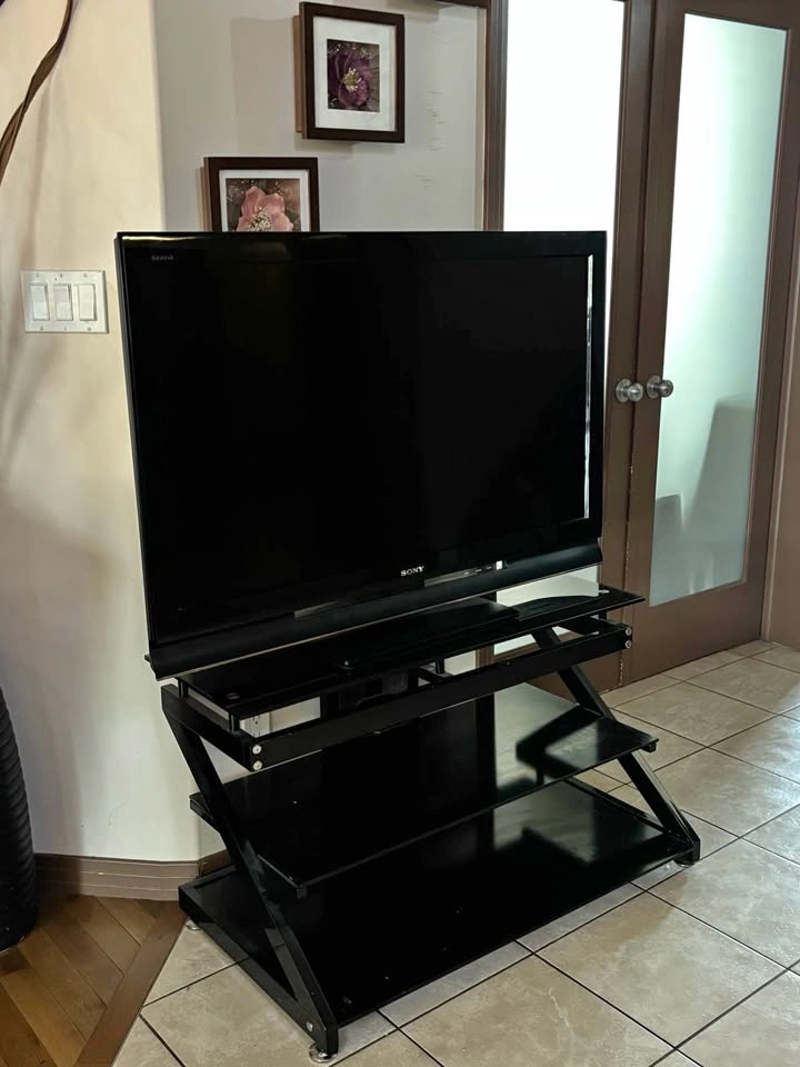 Sony Bravia TV & Black Glass Stand