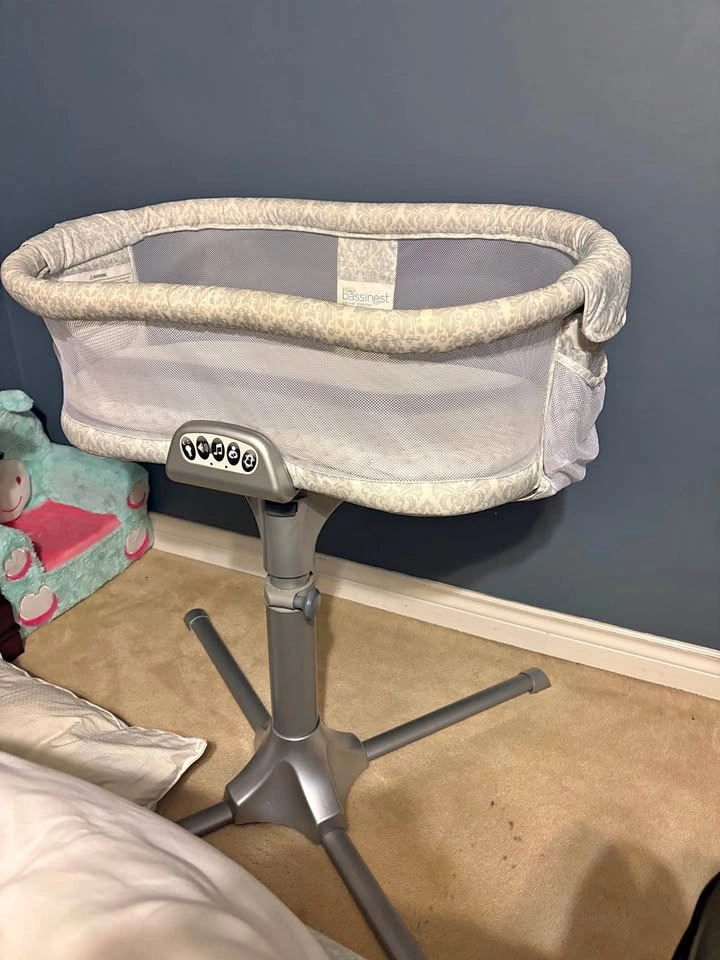 Halo Bassinet with newborn insert and sheets