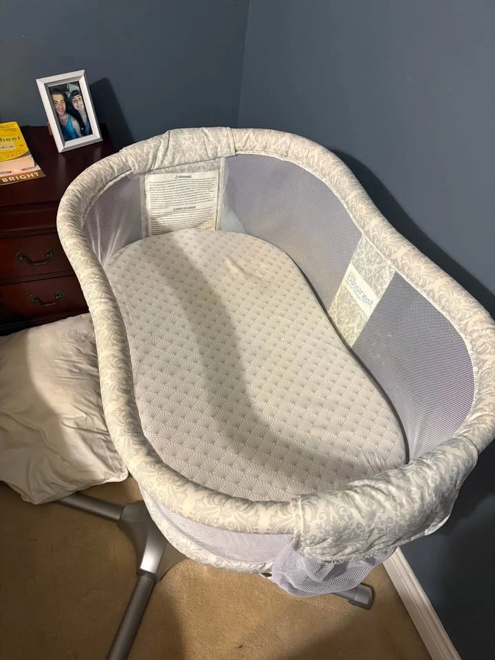 Halo Bassinet with newborn insert and sheets - photo 2