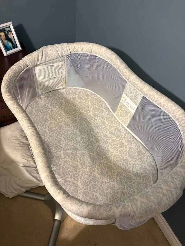 Halo Bassinet with newborn insert and sheets - photo 3