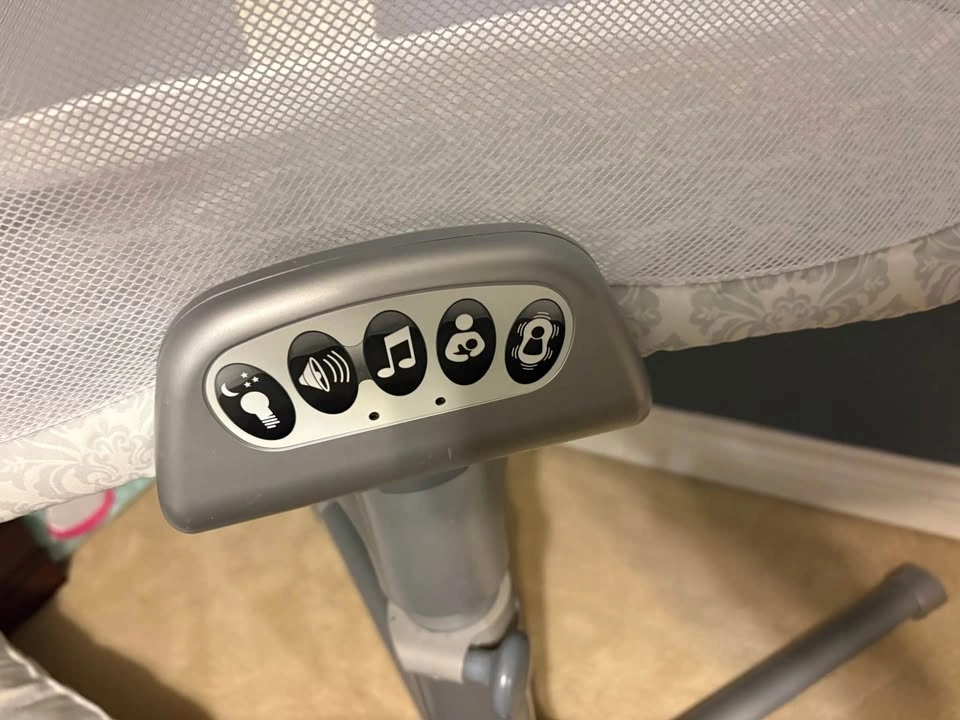 Halo Bassinet with newborn insert and sheets - photo 4