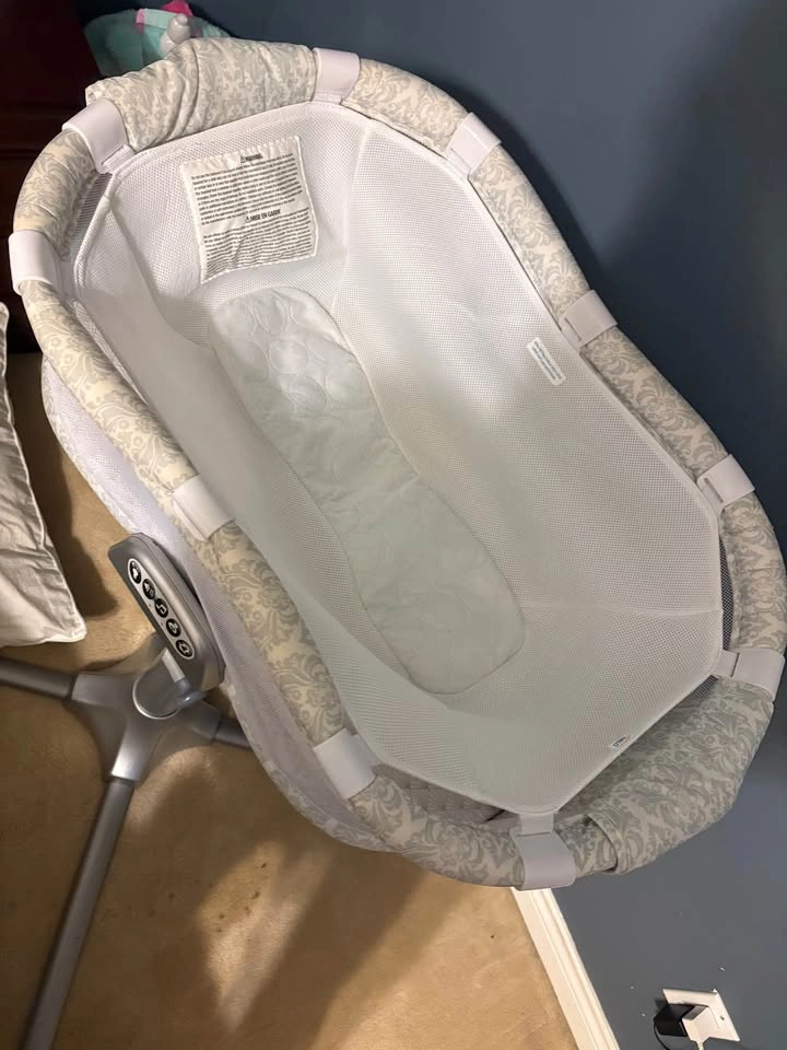 Halo Bassinet with newborn insert and sheets - photo 5