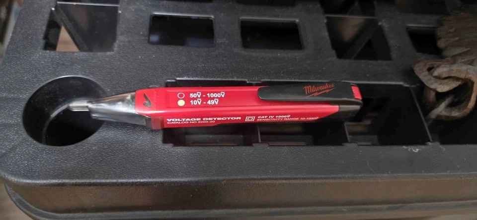 Milwaukee Voltage Detector 2203-20