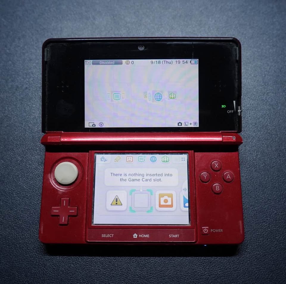 Nintendo 3DS - Red - Condition 6/10 - Works Perfectly - photo 2