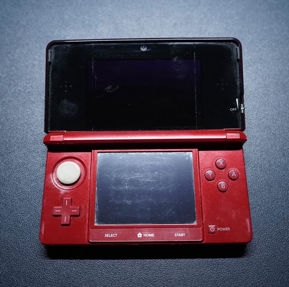 Nintendo 3DS - Red - Condition 6/10 - Works Perfectly - photo 3