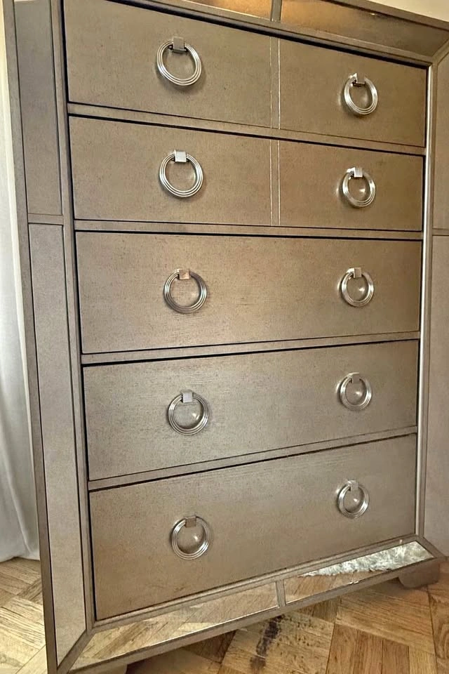 Pulaski Farrah 5-Drawer Chest / Tall Dresser – Mirrored Metallic