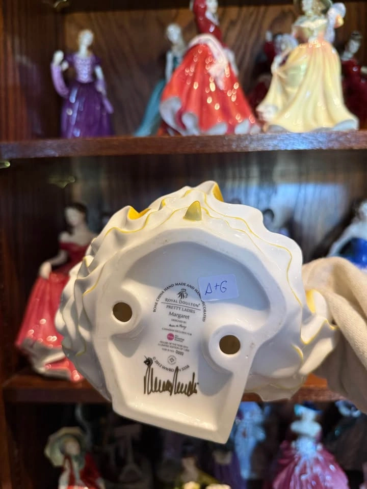 Limited Edition Signed Royal Doulton Margaret - photo 2