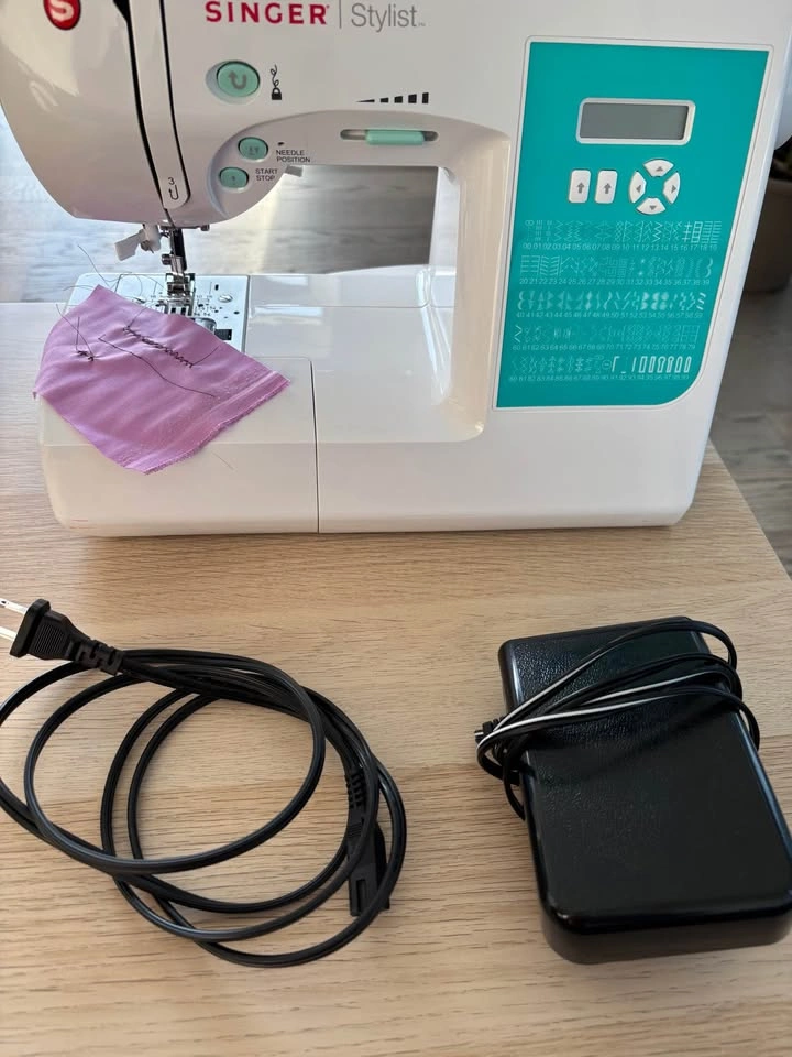 Singer Stylist 7258 Sewing Machine - photo 2