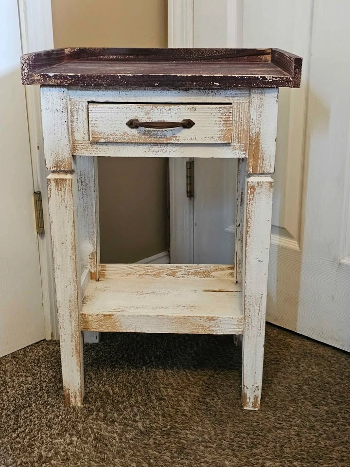 Side table and lamp - photo 2