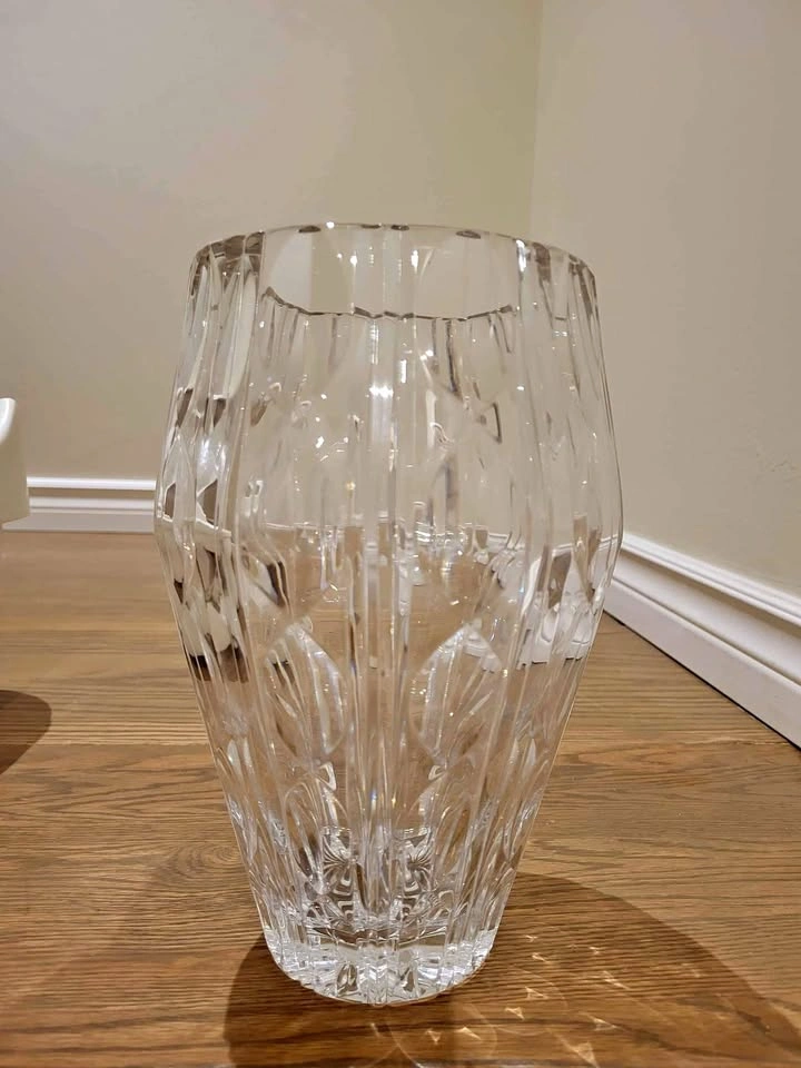 HEAVY CRYSTAL VASE