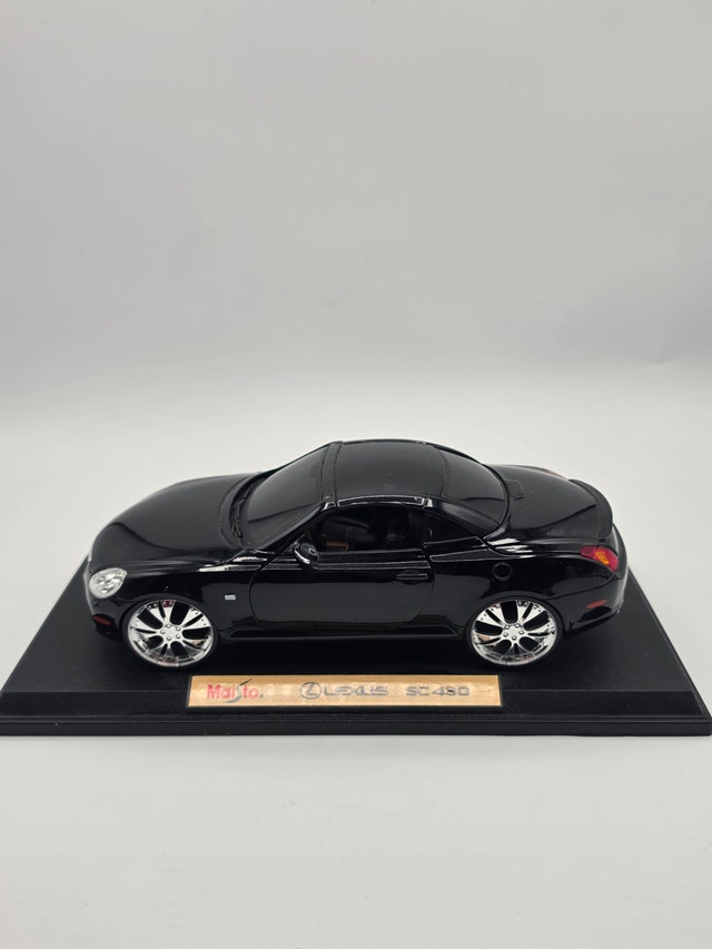 Maisto 1:18 Lexus SC430 Die-Cast Model Car - Display Base