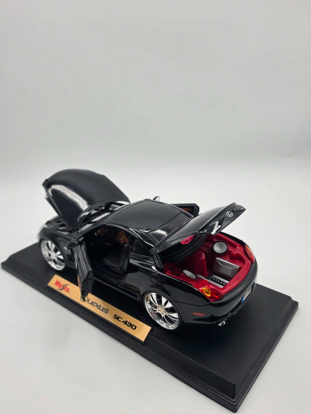 Maisto 1:18 Lexus SC430 Die-Cast Model Car - Display Base - photo 3