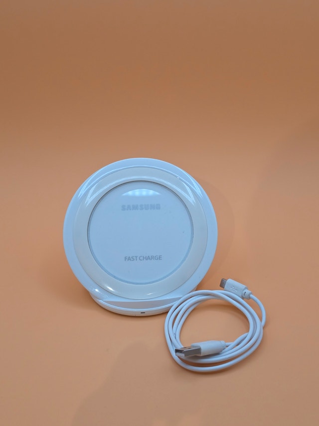 Samsung Fast Charge Wireless Charger Stand EP-NG930