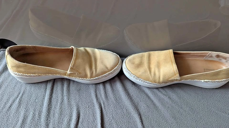 Women's slip on sneakers size 8 US