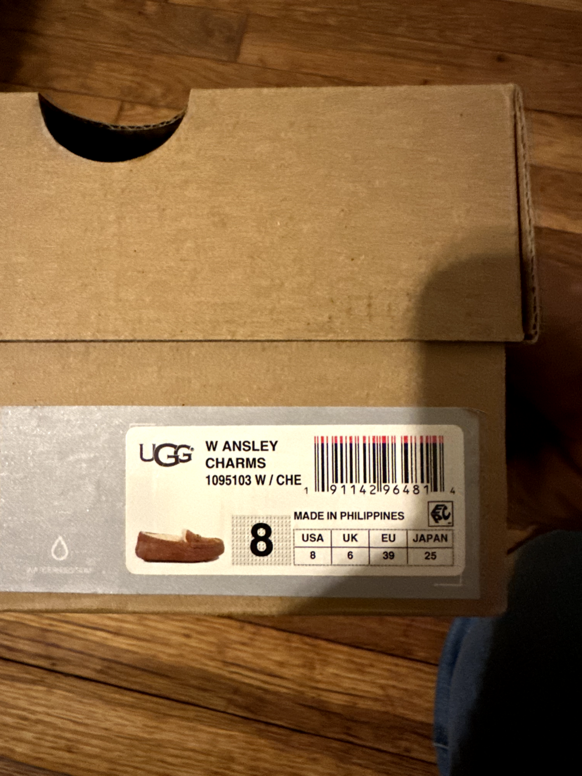 UGG Australia Women's Ansley Slipper with charm USED SIZE 8