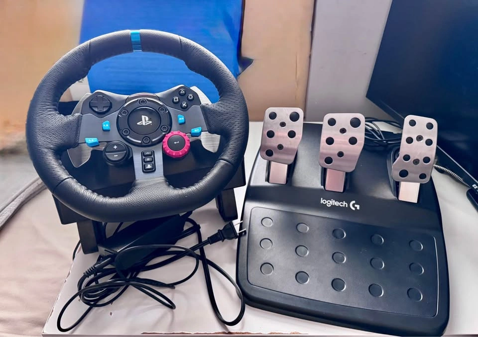 Logitech G29 Driving Force Racing Wheel + Pedals for PS5/PS4/PS3 - photo 2