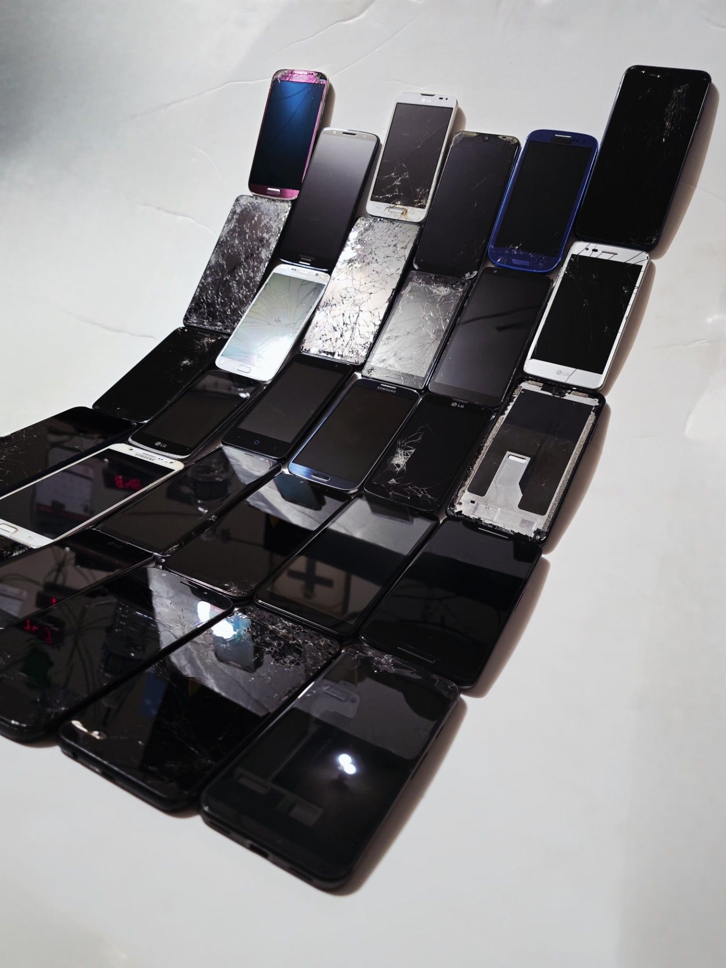 Lot of Phones - 30PC Parts/Restoration - photo 2