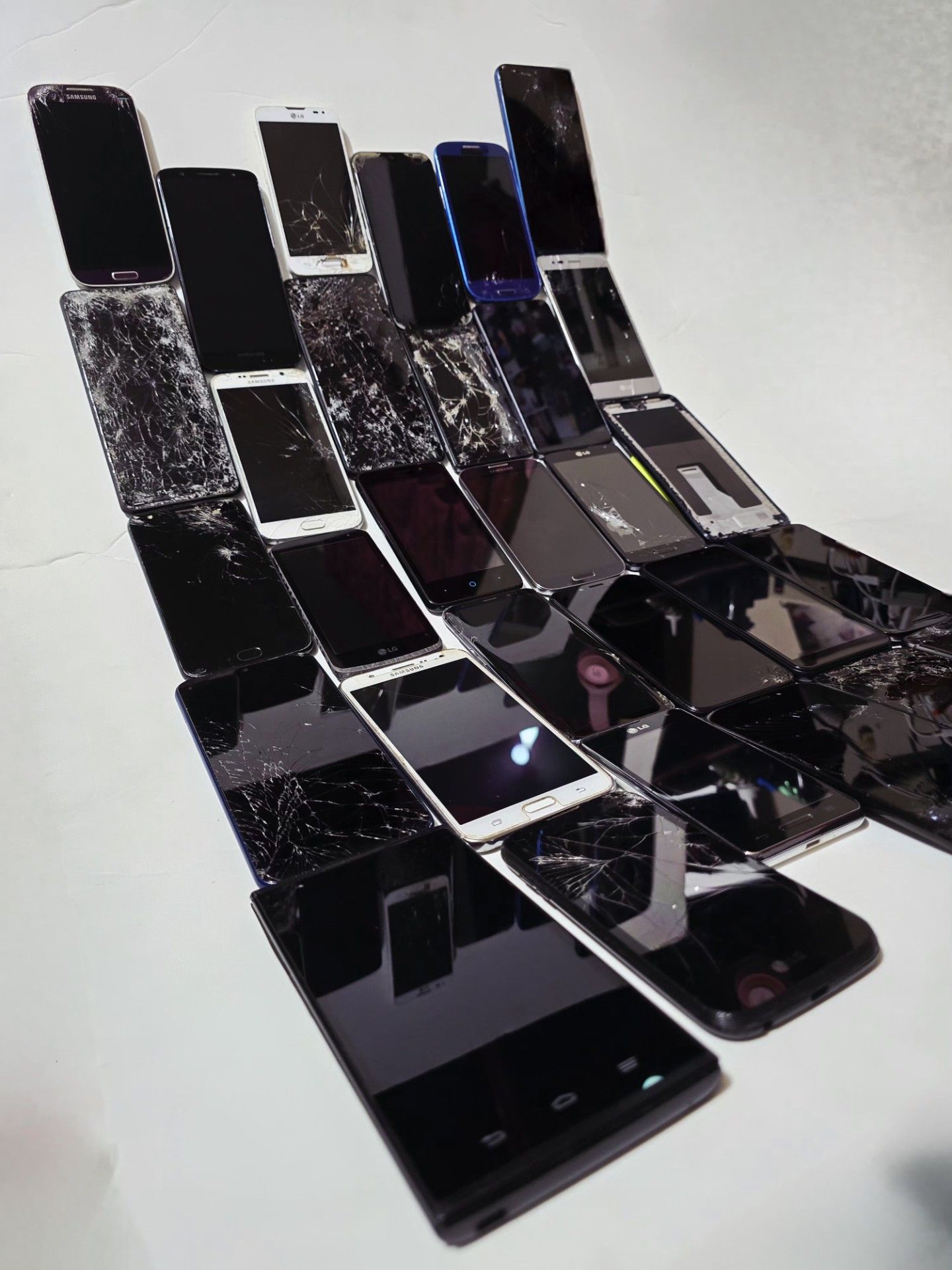 Lot of Phones - 30PC Parts/Restoration - photo 3