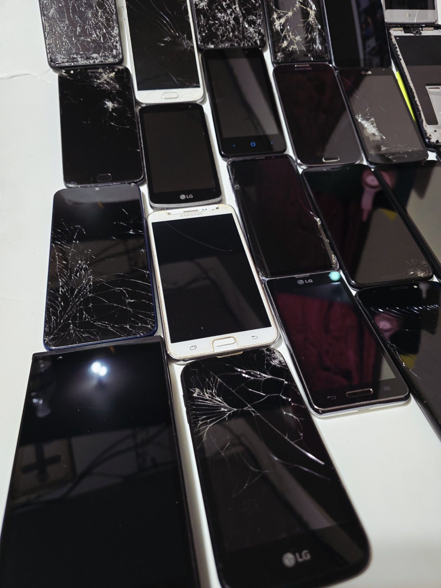 Lot of Phones - 30PC Parts/Restoration - photo 4