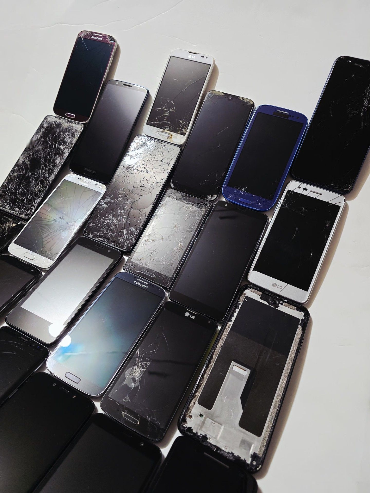 Lot of Phones - 30PC Parts/Restoration - photo 5