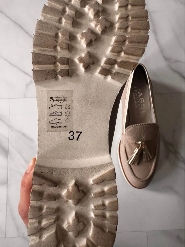 Taupe tassel loafers - photo 4